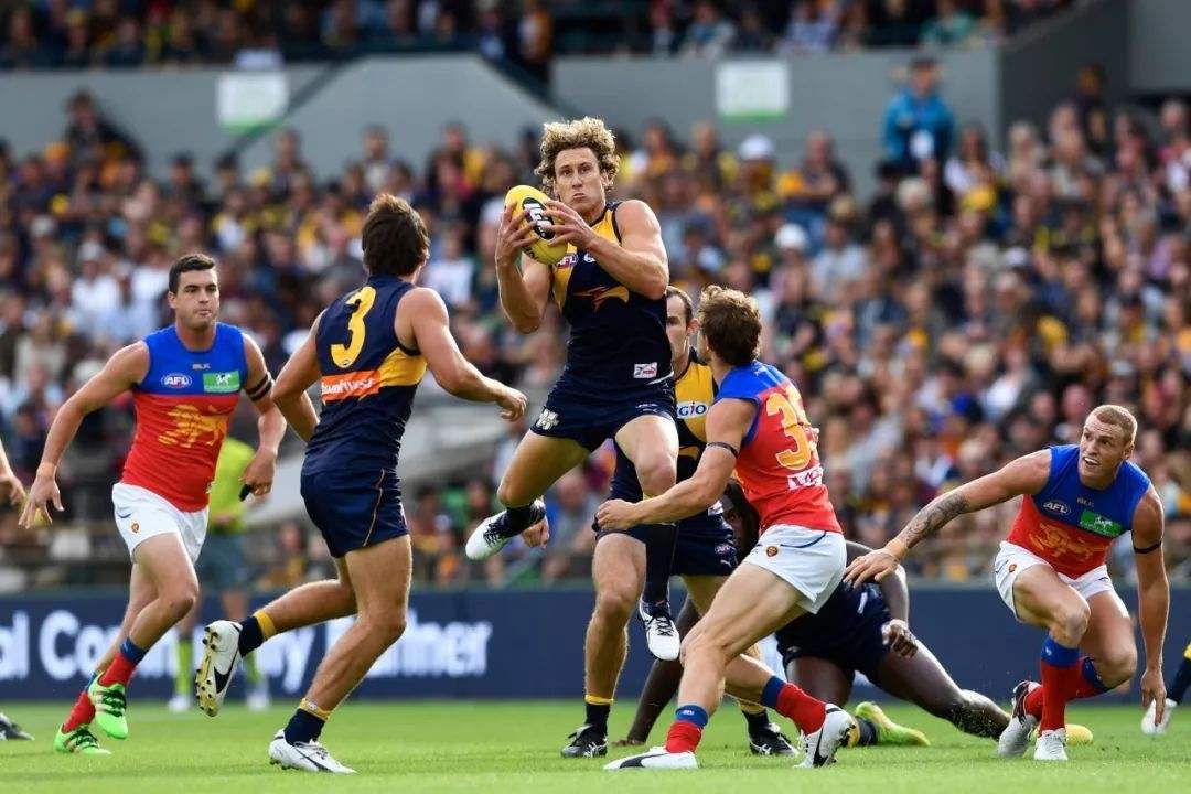 易游官方入口 -包含那不勒斯内部会议纪要流出——集结日状态回暖，西甲使命明确，训练强度明显提升的词条